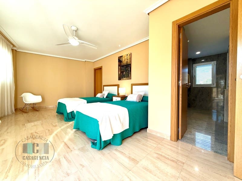 4 bedroom Villa for sale in Oropesa  with pool garage - € 590,000 (Ref: 9434678)