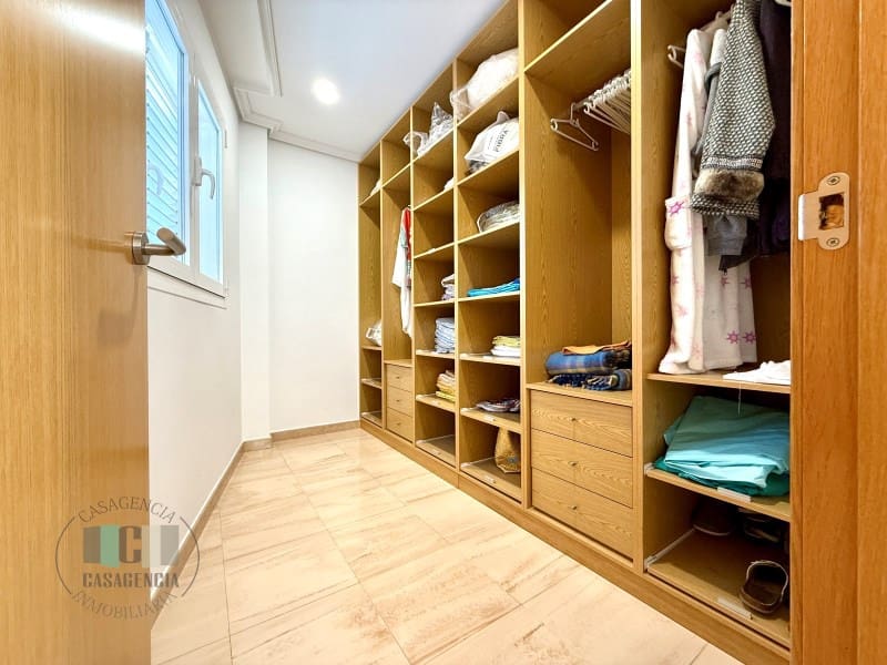 4 bedroom Villa for sale in Oropesa  with pool garage - € 590,000 (Ref: 9434678)