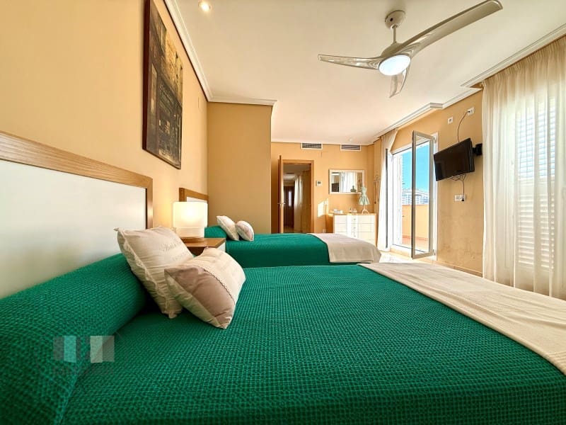 4 bedroom Villa for sale in Oropesa  with pool garage - € 590,000 (Ref: 9434678)