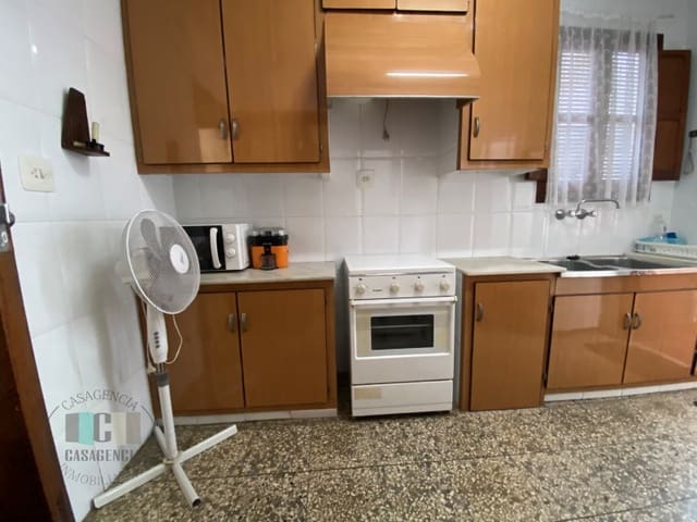 5 bedroom Townhouse for sale in Vila-real with garage - € 240,000 (Ref: 9434706)
