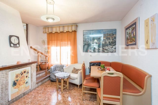 6 soveværelse Semi-Rækkehus til salg i Vilanova i la Geltrú med garage - € 350.000 (Ref: 9087750)
