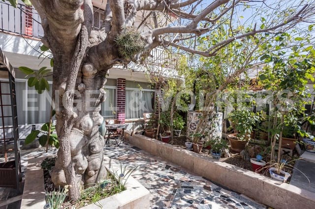 6 soveværelse Semi-Rækkehus til salg i Vilanova i la Geltrú med garage - € 350.000 (Ref: 9087750)