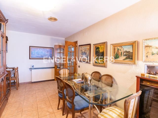 5 bedroom Villa for sale in Mollet del Vallès with garage - € 550,000 (Ref: 9087795)