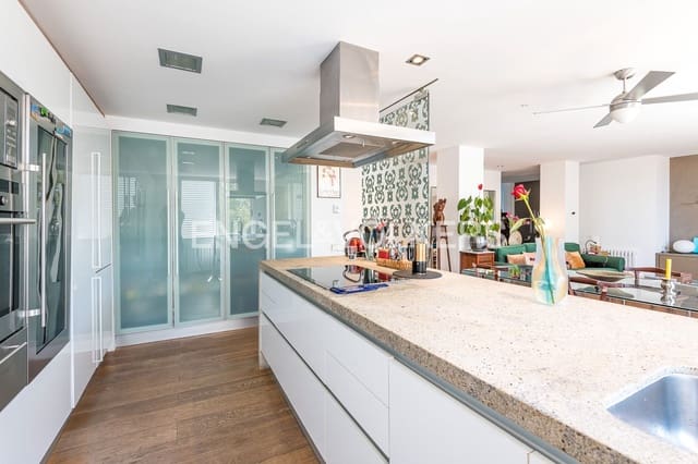 3 soveværelse Lejlighed til leje i La Vila Olímpica del Poblenou, Barcelona by - € 3.250 (Ref: 9090088)