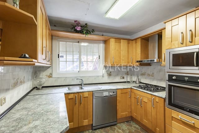 4 soveværelse Byhus til salg i Sant Boi de Llobregat med garage - € 550.000 (Ref: 9090159)