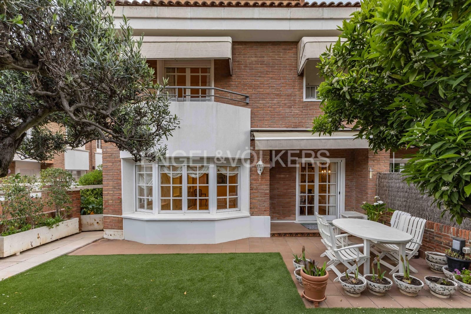 4 soveværelse Semi-Rækkehus til salg i Esplugues de Llobregat med garage - € 1.295.000 (Ref: 9090250)