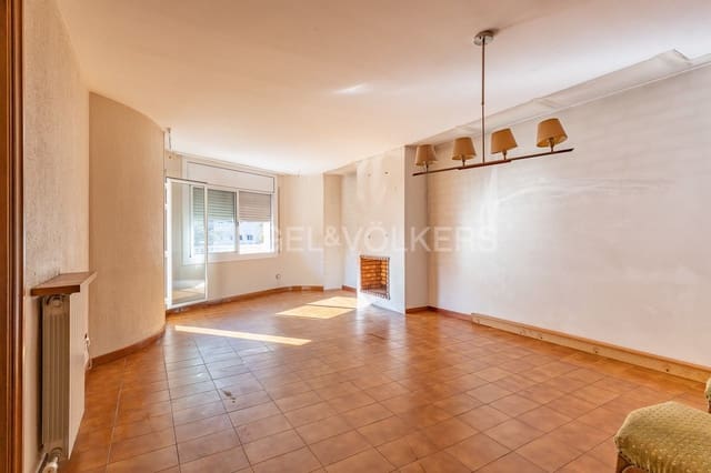 4 bedroom Apartment for sale in Terrassa with garage - € 345,000 (Ref: 9090274)
