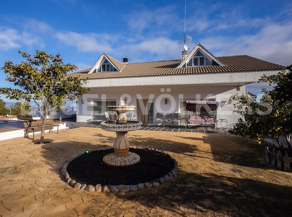 5 bedroom Villa for sale in Gelida with pool garage - € 350,000 (Ref: 9090410)