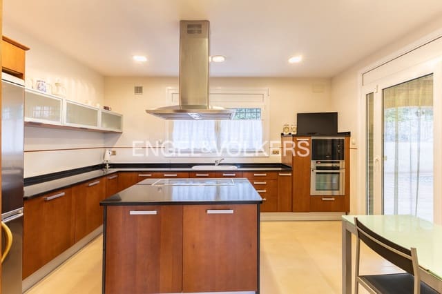 5 soveværelse Villa til salg i Vallgorguina med garage - € 485.000 (Ref: 9090961)