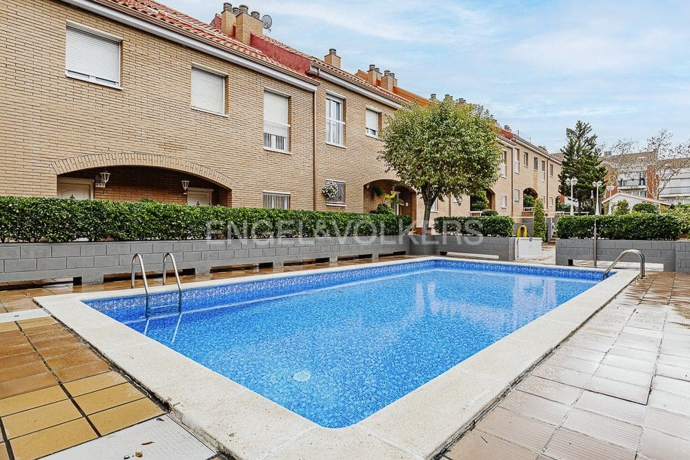5 soveværelse Semi-Rækkehus til salg i Molins de Rei med swimmingpool garage - € 680.000 (Ref: 9091191)