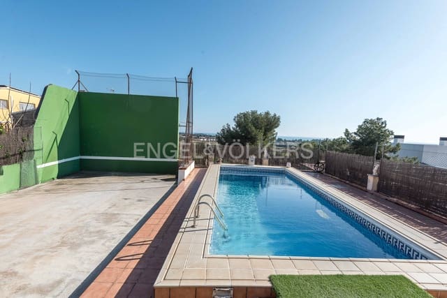 4 soveværelse Villa til salg i Vilanova i la Geltrú med swimmingpool garage - € 356.000 (Ref: 9091308)