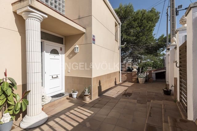 4 sypialnia Willa na sprzedaż w Canyelles z basenem garażem - 399 000 € (Ref: 9091690)