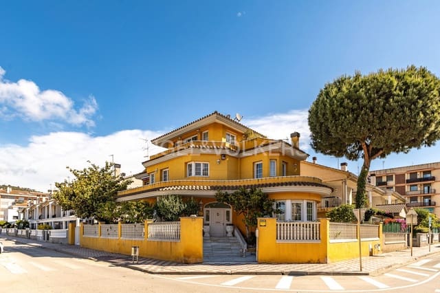2 bedroom Villa for sale in Pineda de Mar with garage - € 499,000 (Ref: 9105109)