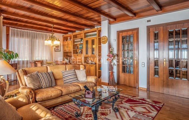 5 bedroom Villa for sale in Pineda de Mar with pool - € 950,000 (Ref: 9127743)