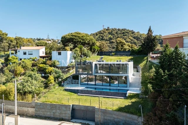 6 bedroom Villa for sale in Santa Susanna with pool garage - € 860,000 (Ref: 9132672)