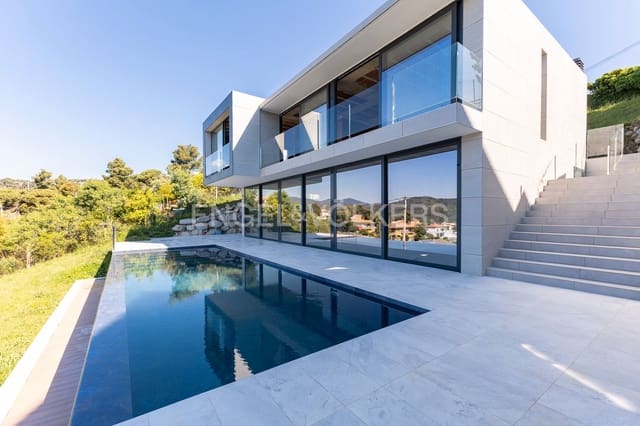6 bedroom Villa for sale in Santa Susanna with pool garage - € 860,000 (Ref: 9132672)