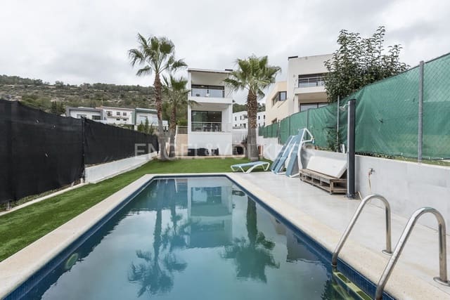 4 soveværelse Semi-Rækkehus til salg i Sant Pere de Ribes med swimmingpool garage - € 975.000 (Ref: 9134845)