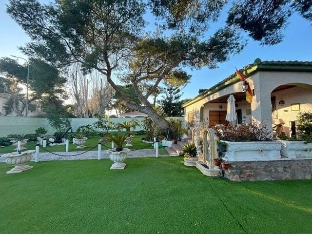 3 makuuhuone Huvila myytävänä paikassa Dehesa de Campoamor, Orihuela mukana uima-altaan 
autotalli - 985 000 € (Ref: 8966460)