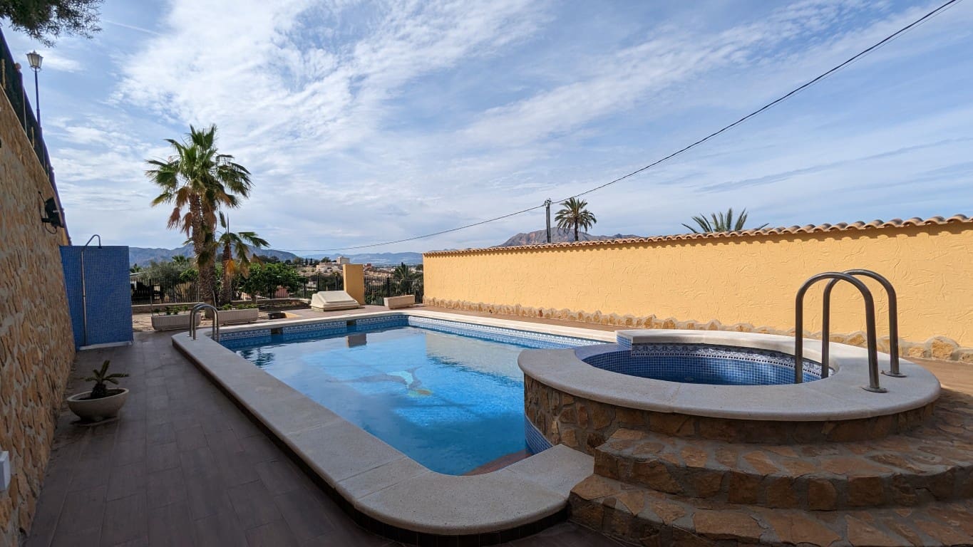 4 bedroom Villa for sale in Bigastro with pool garage - € 499,900 (Ref: 8966470)