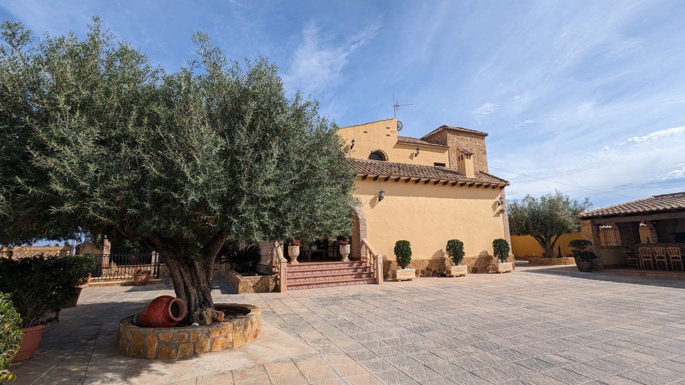 4 bedroom Villa for sale in Bigastro with pool garage - € 499,900 (Ref: 8966470)