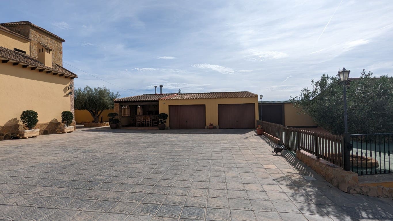 4 bedroom Villa for sale in Bigastro with pool garage - € 499,900 (Ref: 8966470)
