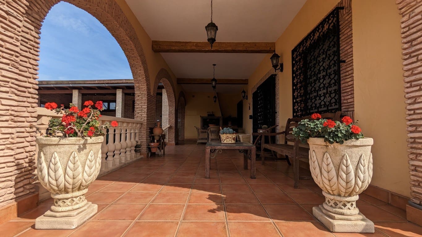 4 bedroom Villa for sale in Bigastro with pool garage - € 499,900 (Ref: 8966470)
