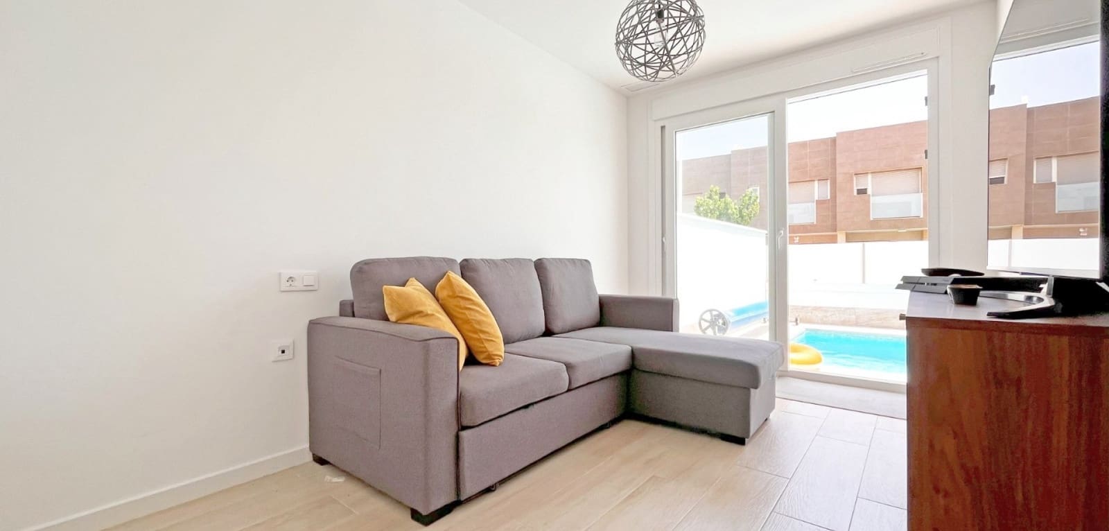 Chalet de 4 habitaciones en San Pedro del Pinatar en venta con piscina - 435.000 € (Ref: 8966568)