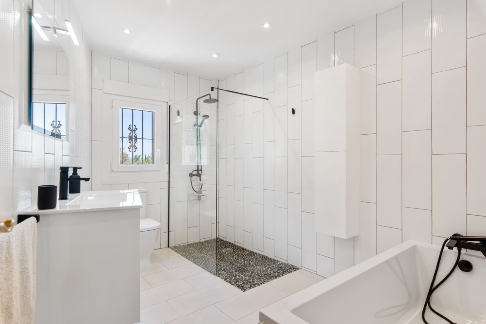 4 soveværelse Finca/Landehus til salg i Catral med swimmingpool garage - € 565.000 (Ref: 9133404)