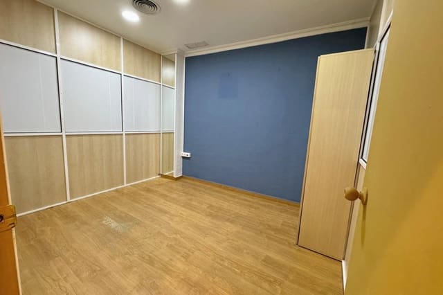 Comercial para venda em Guardamar del Segura com piscina - 222 200 € (Ref: 9133413)