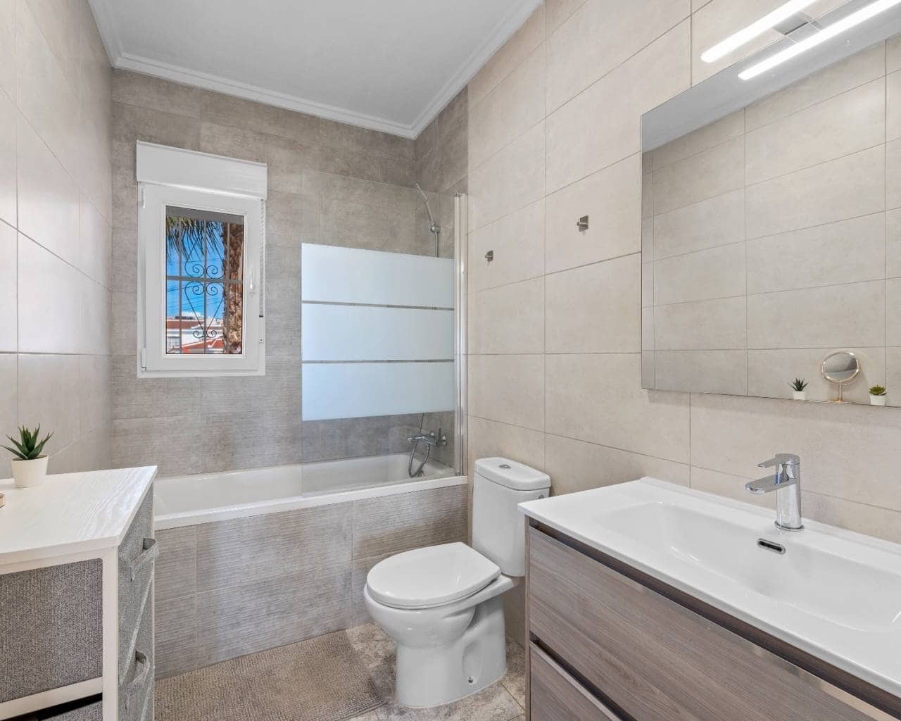 5 bedroom Villa for sale in Ciudad Quesada with pool garage - € 695,000 (Ref: 9537756)