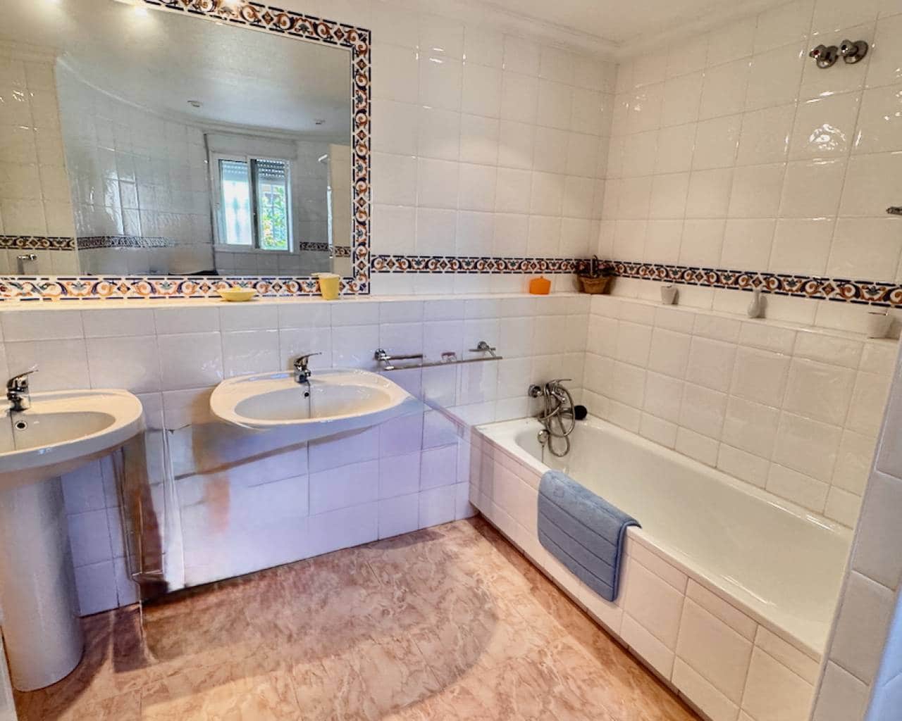 5 bedroom Villa for sale in Benferri with pool garage - € 350,000 (Ref: 9537779)