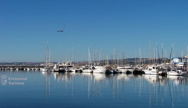 2 makuuhuone Huoneisto myytävänä paikassa Puerto de Estepona, Estepona mukana uima-altaan 
autotalli - 459 700 € (Ref: 9699731)