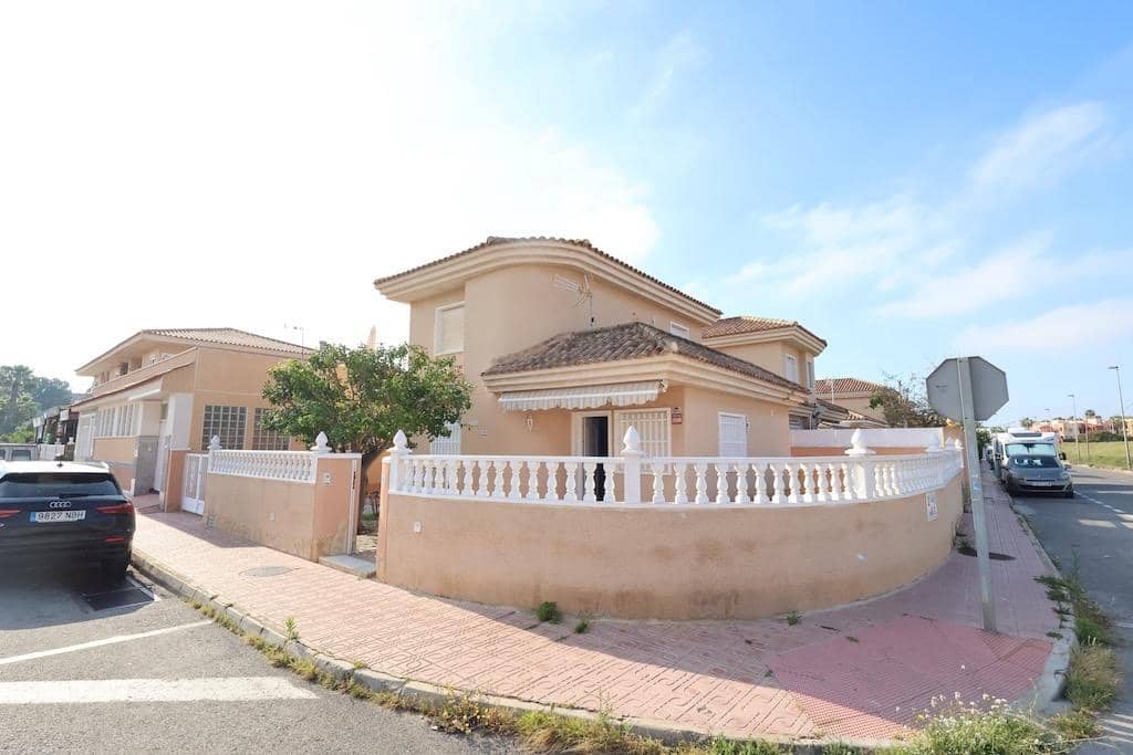 3 soveværelse Villa til salg i Torrevieja med swimmingpool - € 330.000 (Ref: 9779014)