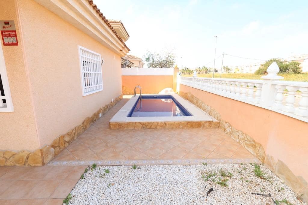 3 soveværelse Villa til salg i Torrevieja med swimmingpool - € 330.000 (Ref: 9779014)