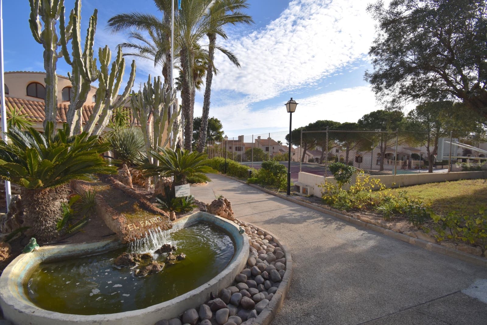 4 soverom Kjedet enebolig til salgs i Gran Alacant med svømmebasseng garasje - € 625 000 (Ref: 7934758)