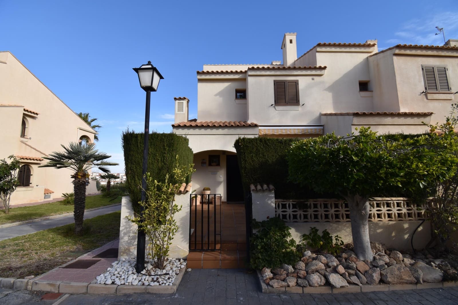 4 soverom Kjedet enebolig til salgs i Gran Alacant med svømmebasseng garasje - € 625 000 (Ref: 7934758)