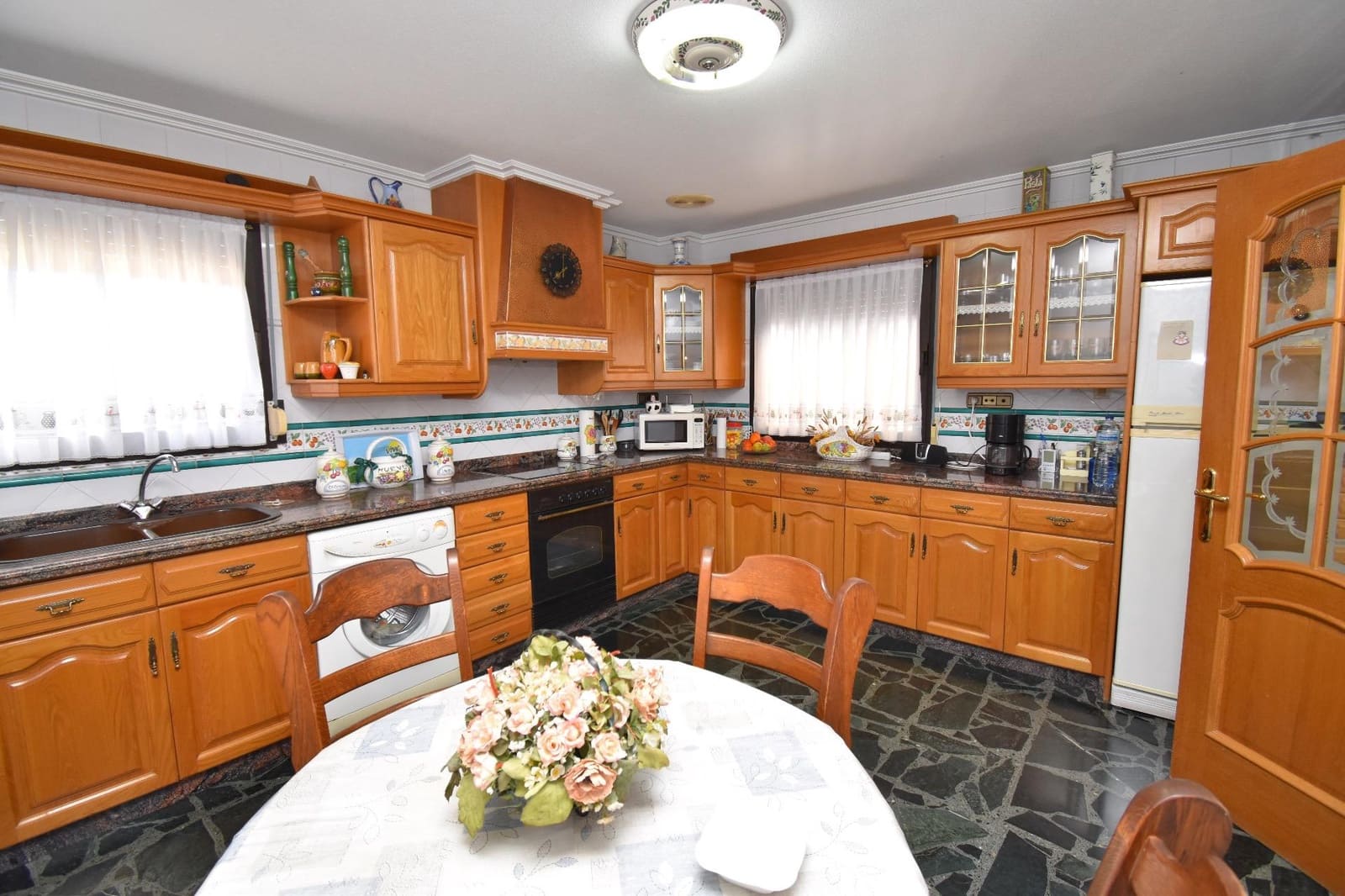 6 soveværelse Villa til salg i Perleta med garage - € 575.000 (Ref: 9269989)