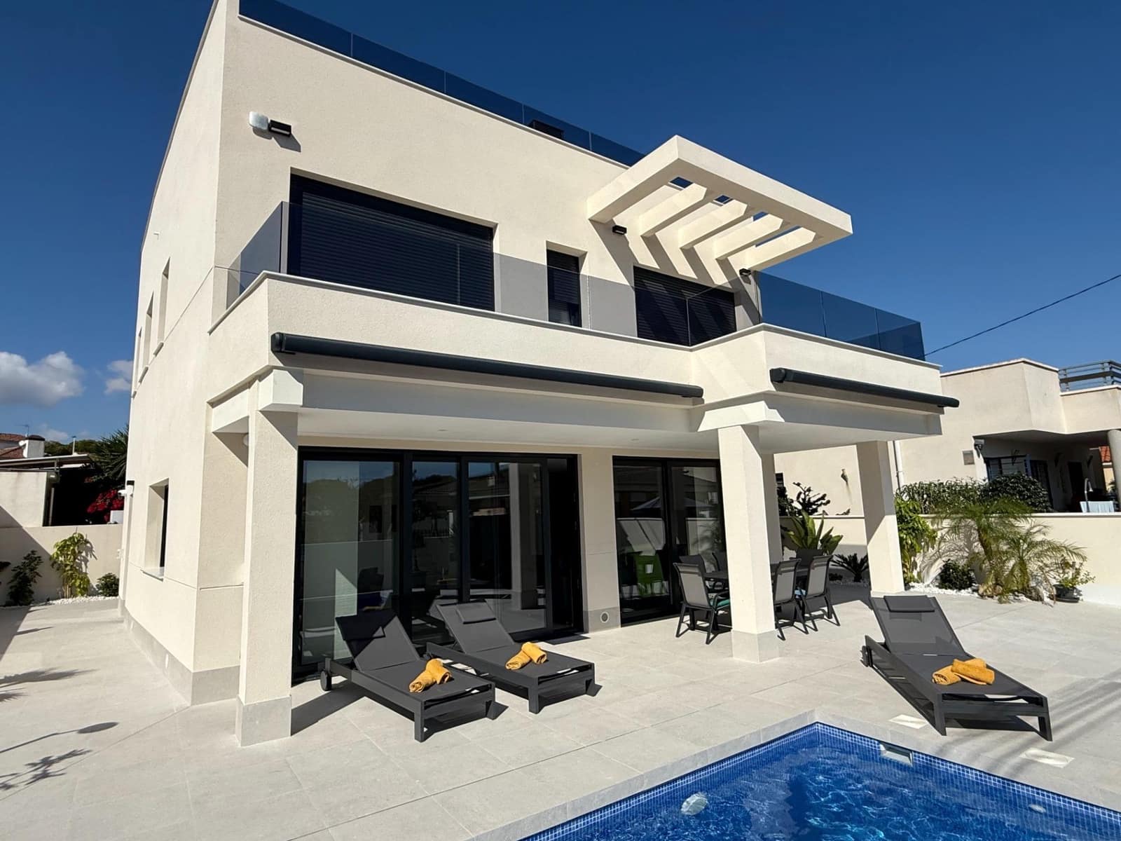 Chalet de 4 habitaciones en Guardamar del Segura en venta con piscina - 660.000 € (Ref: 9504554)