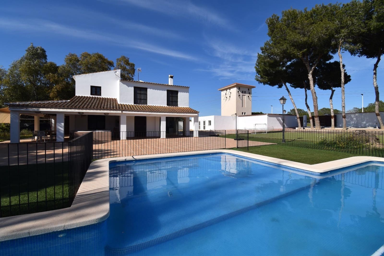 4 bedroom Villa for sale in Santa Pola with pool garage - € 849,000 (Ref: 9652257)