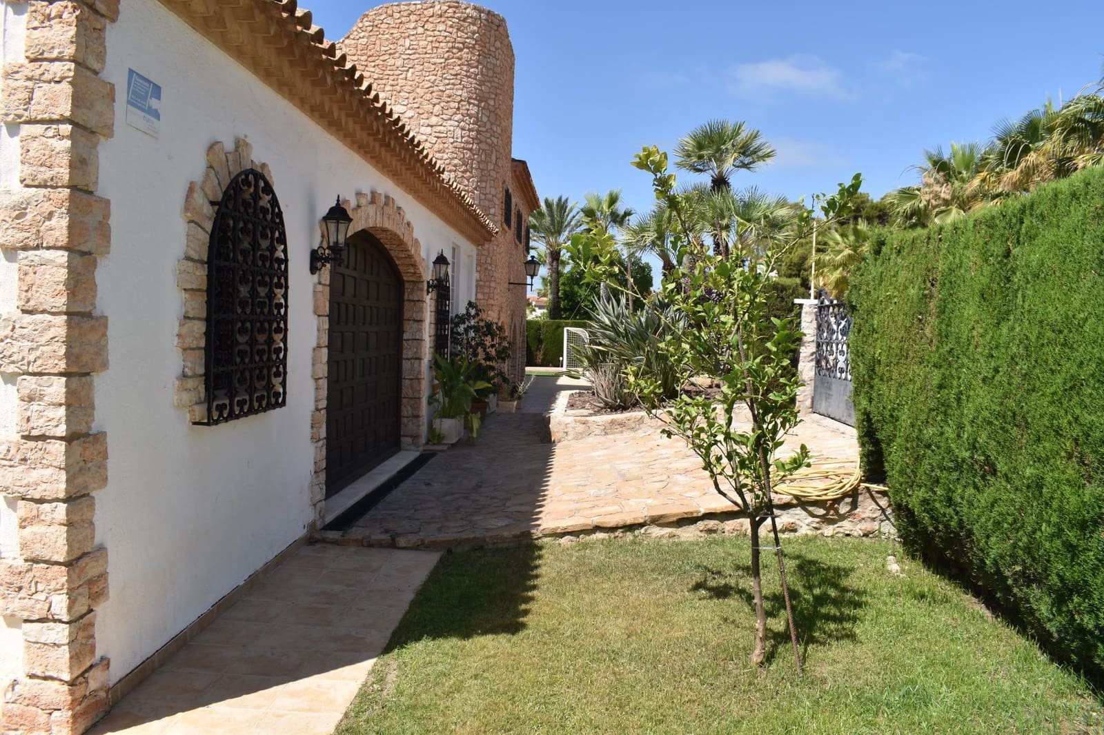 5 bedroom Villa for sale in Santa Pola with pool garage - € 3,500,000 (Ref: 9917217)