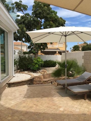 4 sypialnia Willa na sprzedaż w Centro, Los Alcázares z basenem garażem - 595 000 € (Ref: 9010345)