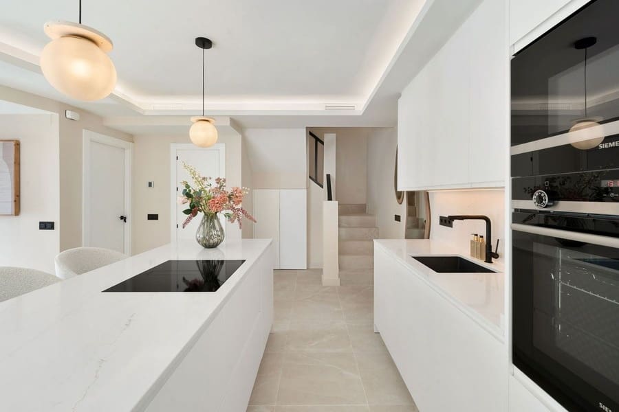 3 sypialnia Dom na sprzedaż w Nueva Andalucia z basenem garażem - 945 000 € (Ref: 9087156)