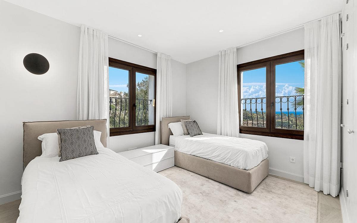 5 slaapkamer Villa te koop in Estepona met garage - € 2.485.000 (Ref: 9210621)