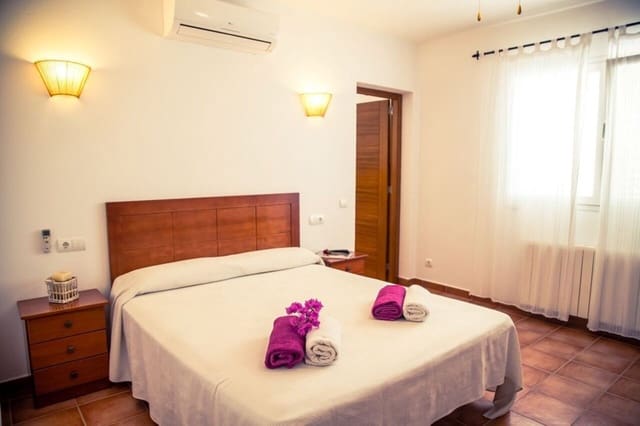 3 makuuhuone Huvila myytävänä paikassa Ibiza kaupunki mukana uima-altaan - 1 800 000 € (Ref: 9211003)