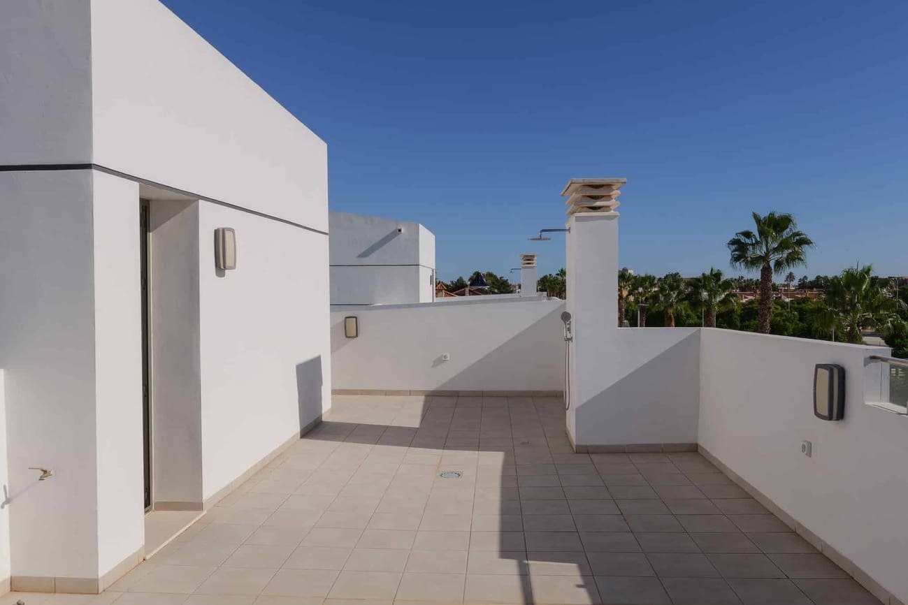 3 bedroom Villa for sale in Los Alcazares with pool - € 539,000 (Ref: 9737191)