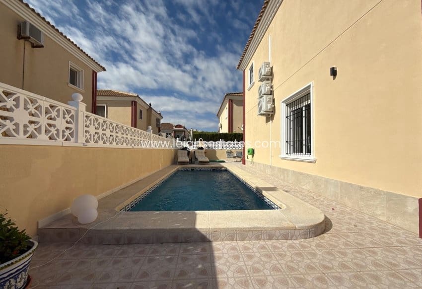 Chalet de 3 habitaciones en Dehesa de Campoamor en venta con piscina garaje - 350.000 € (Ref: 10150583)