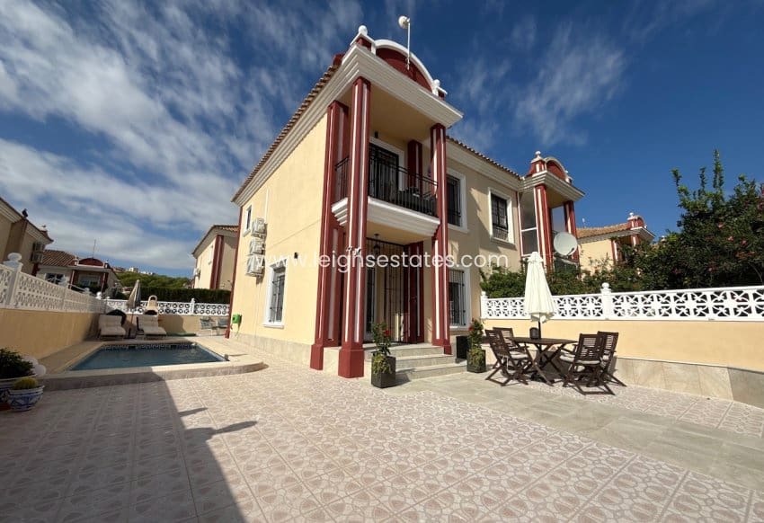 Chalet de 3 habitaciones en Dehesa de Campoamor en venta con piscina garaje - 350.000 € (Ref: 10150583)