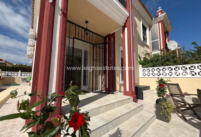 Chalet de 3 habitaciones en Dehesa de Campoamor en venta con piscina garaje - 350.000 € (Ref: 10150583)