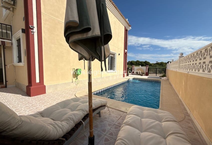 Chalet de 3 habitaciones en Dehesa de Campoamor en venta con piscina garaje - 350.000 € (Ref: 10150583)