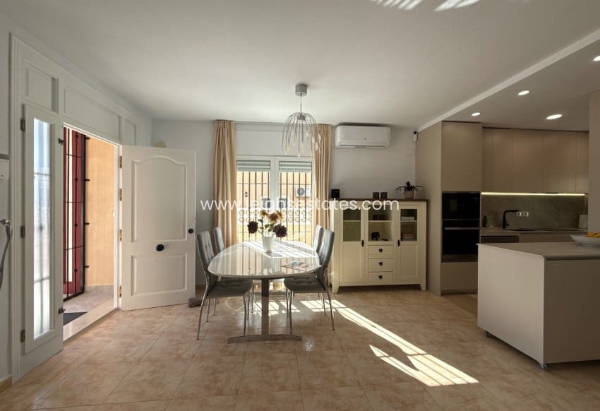 Chalet de 3 habitaciones en Dehesa de Campoamor en venta con piscina garaje - 350.000 € (Ref: 10150583)